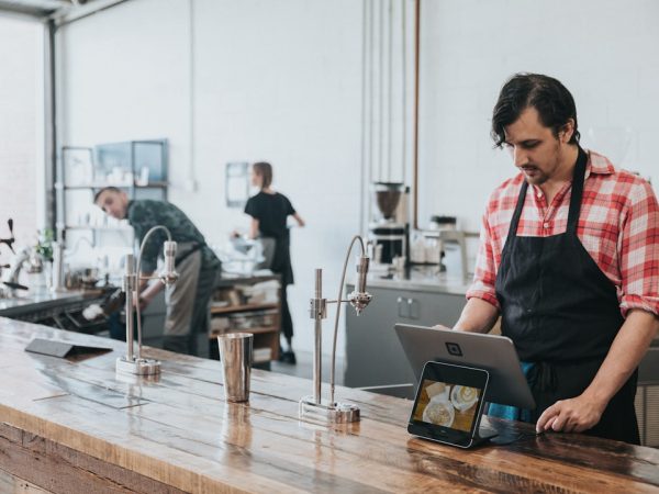 cafe-640x480-70582985.jpeg