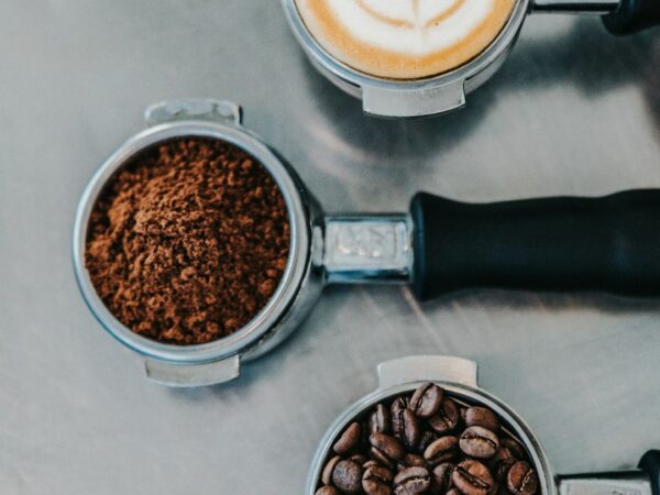 cafe-640x480-56381195.jpeg