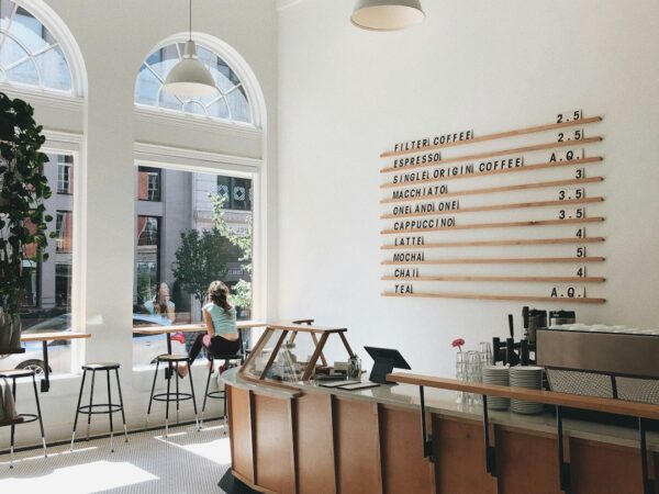 cafe-640x480-53530284.jpeg