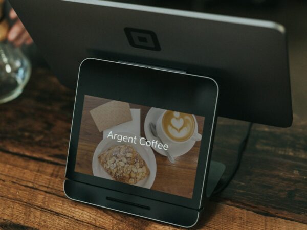 cafe-640x480-18897989.jpeg