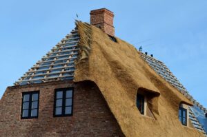 roofing-inspection-640x480-4314638.jpeg