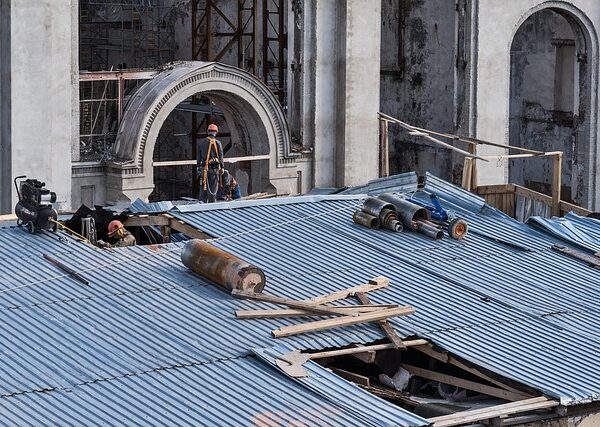 roofing-inspection-640x480-88698224.jpeg